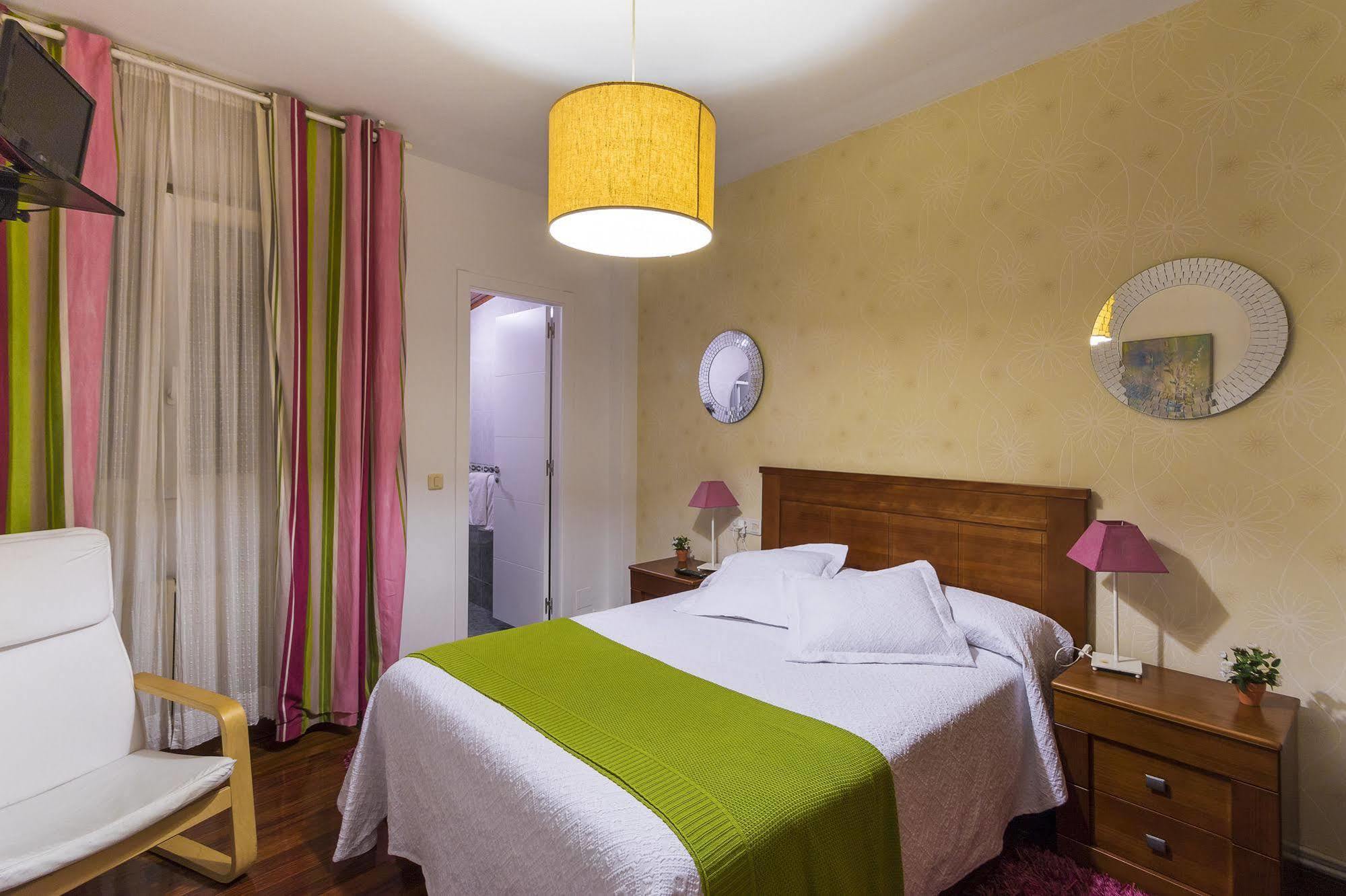 סנטיאגו דה קומפוסטלה Hostal La Carballinesa מראה חיצוני תמונה