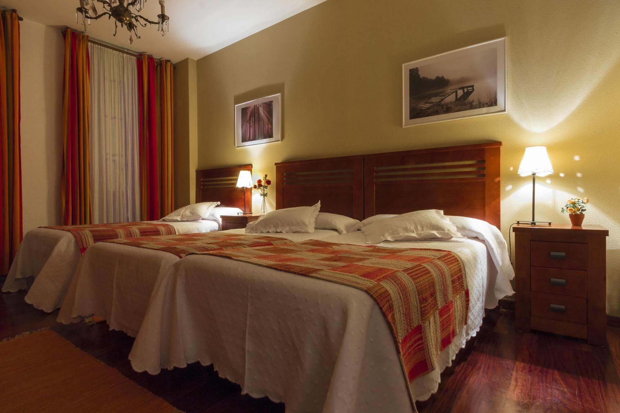 סנטיאגו דה קומפוסטלה Hostal La Carballinesa מראה חיצוני תמונה