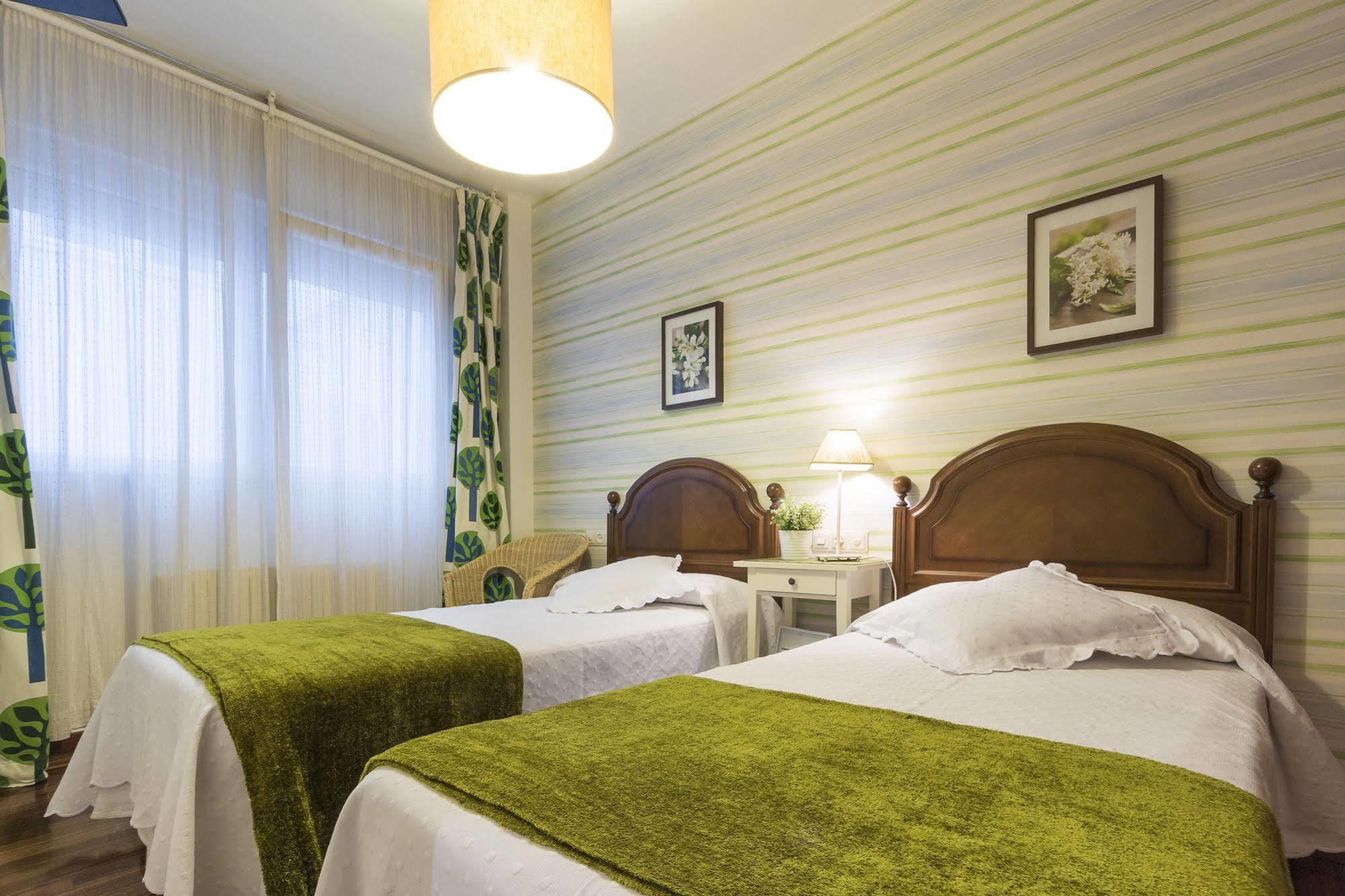 סנטיאגו דה קומפוסטלה Hostal La Carballinesa מראה חיצוני תמונה